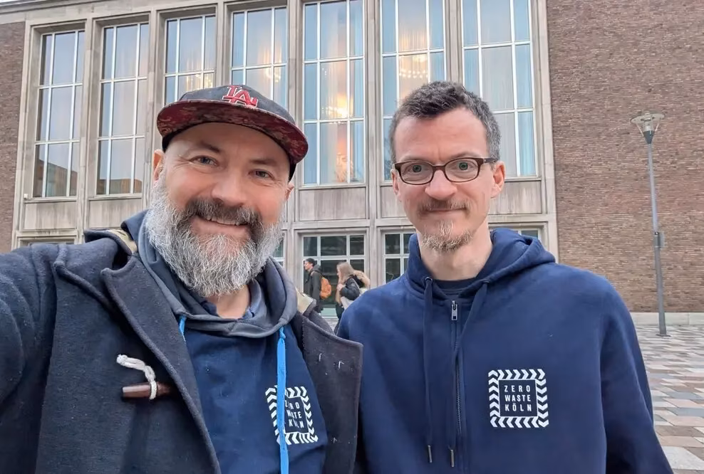 Jan Michael Einwegverpackungssteuer vor dem Rathaus Köln