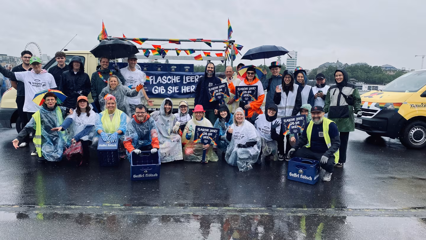 Gruppenbild beim CSD Gruppenbild mit leeren Bierkästen vor einem LKW mit der Aufschrift Flasche leer? Gib sie her!