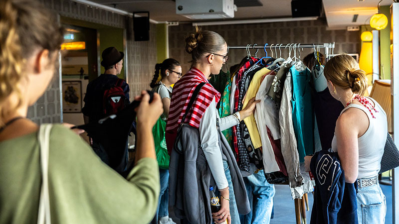 Kleidertausch im COMEDIA Theater – Zero Waste Köln