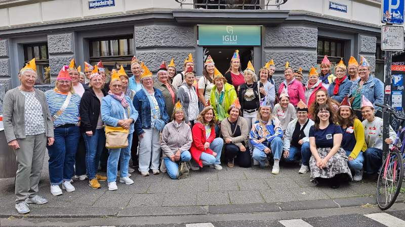 37 Gardefrauen aus Goch stehen zusammen mit dem IGLU und Zero Waste Köln nach einem Narrenkappenworkshop vor dem IGLU. Alle haben ihre Kappen auf.