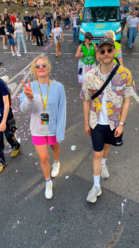 Glas_CSD_20260705_Bianca_450x800 Helfer:innen laufen vor dem Gaffel-Wagen beim CSD her