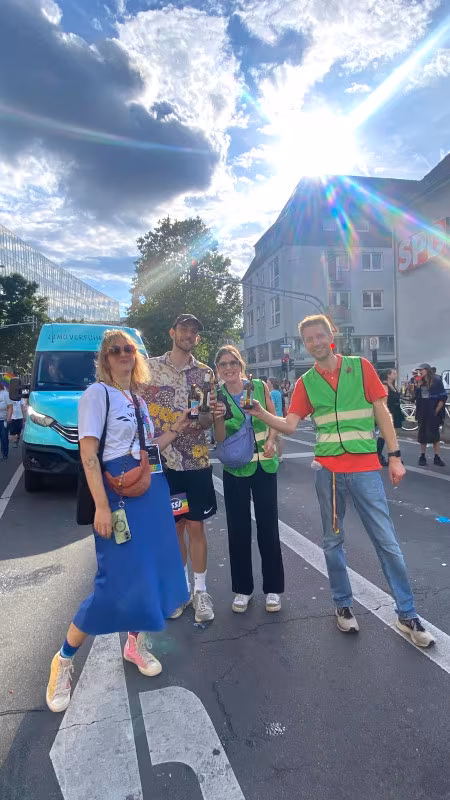 Glas_CSD_20260705_Daria_450x800 Fröhliche Helfer:innen bei Sonnenschein - die Kisten sind voll, jetzt können wir feiern