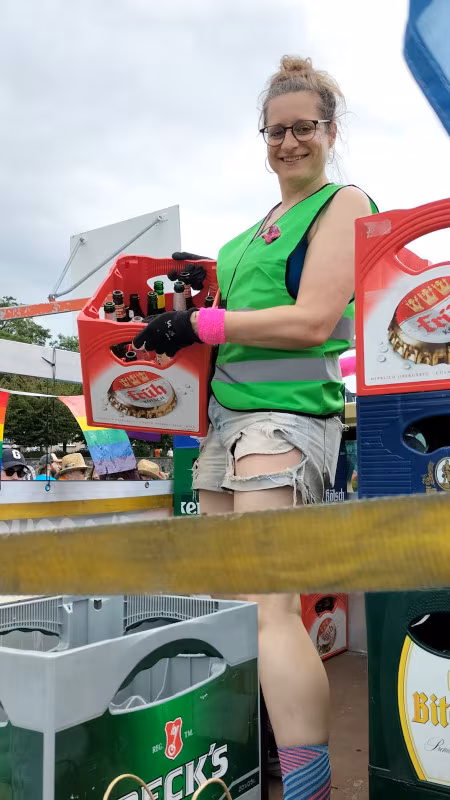Glas_CSD_20260705_Mareike_450x800 Die Kisten werden auf dem Pritschenwagen gepackt - stark!