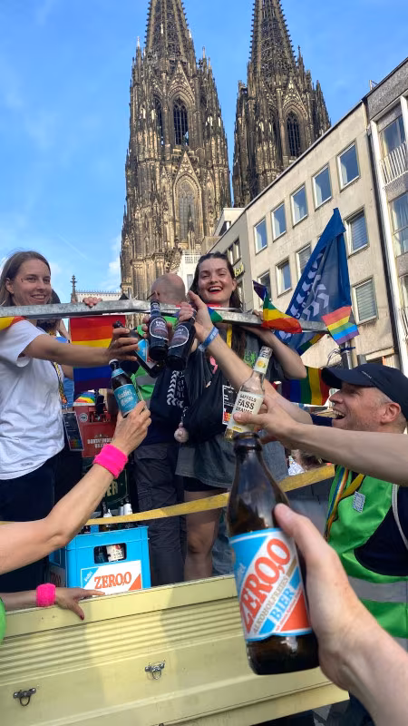 Glas_CSD_20260705_Prost_450x800 Party auf dem Pritschenwagen - die Kisten sind voll