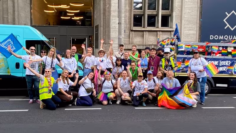 Glas_CSD_20260705_Team_Ende_800x450 Das gesamte Team "Flasche leer, gib sie her" zum Abschluss des CSD - die Wagen sind voll, alle hatten Spaß