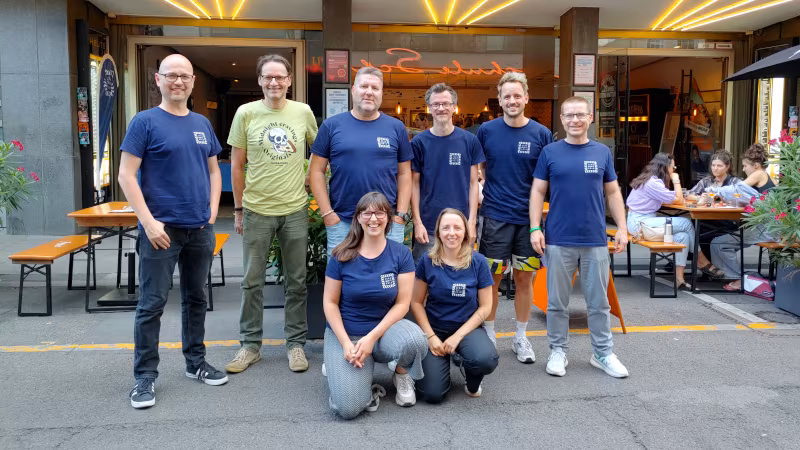 Team Spieletag im GLORIA Sommercafé Das Team von Zero Waste Köln steht vor dem GLORIA Café und lächelt in die Kamera
