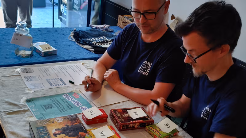 Flohmarkt auf dem Spieletag im GLORIA Sommercafé Die Flohmarkt Artikel auf dem Spieletag werden mit Preisen versehen