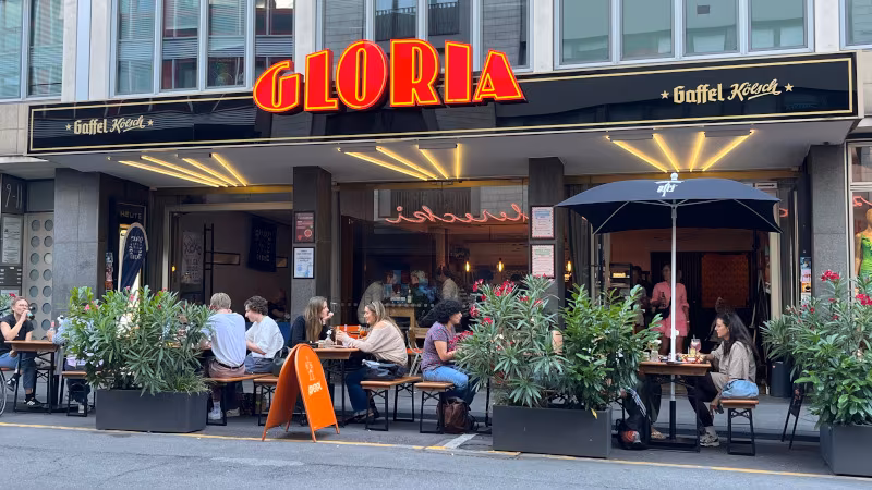 Spieletag im GLORIA Sommercafé Der Spieletag breitet sich auf die Außenplätze vor dem Café aus, weil das Wetter so schön ist