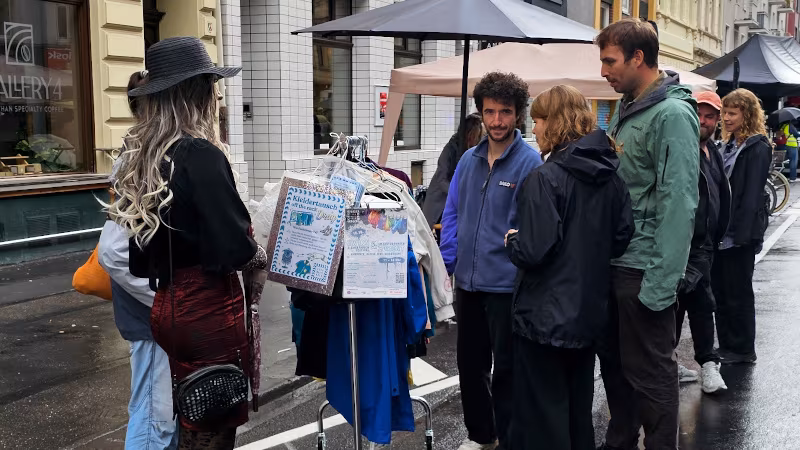 Laufaktion auf dem Tag des guten Lebens 2026 Das Team von Zero Waste Köln läuft mit Tricia Trash über den Tag des guten Lebens, sie haben einen Kleiderständer dabei, der von Gästen bestaunt wird