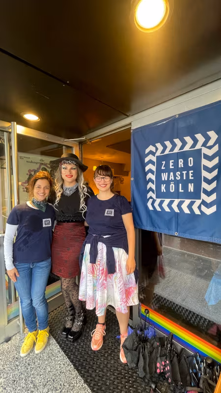 Kleidertausch in der wohngemeinschaft mit Tricia Trash Tricia Trash steht mit Helin und Pia von Zero Waste Köln vor der Tür der wohngemeinschaft