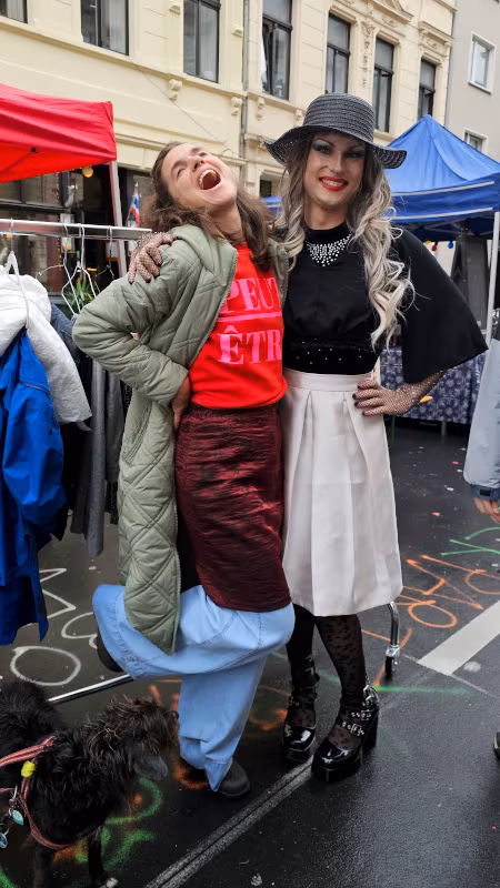 Laufaktion auf dem Tag des guten Lebens 2026 Rocktausch gelungen: Tricia und die Besucherin freuen sich und posieren für die Kamera
