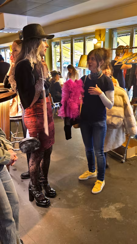 Tricia Trash auf dem Kleidertausch in der wohngemeinschaft Helin von Zero Waste Köln bietet Tricia Trash ein ausgefallenes Teil mit Federschmuck an