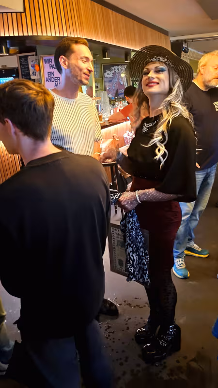 Tricia Trash auf dem Kleidertausch in der wohngemeinschaft Tricia Trash lächelt auf dem Kleidertausch in der wohngemeinschaft in die Kamera