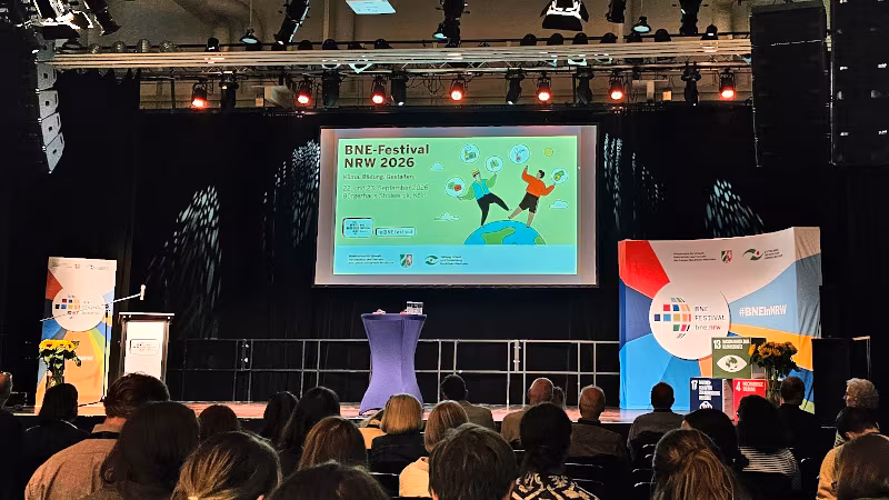 Bühne zur Eröffnung des BNE-Festivals